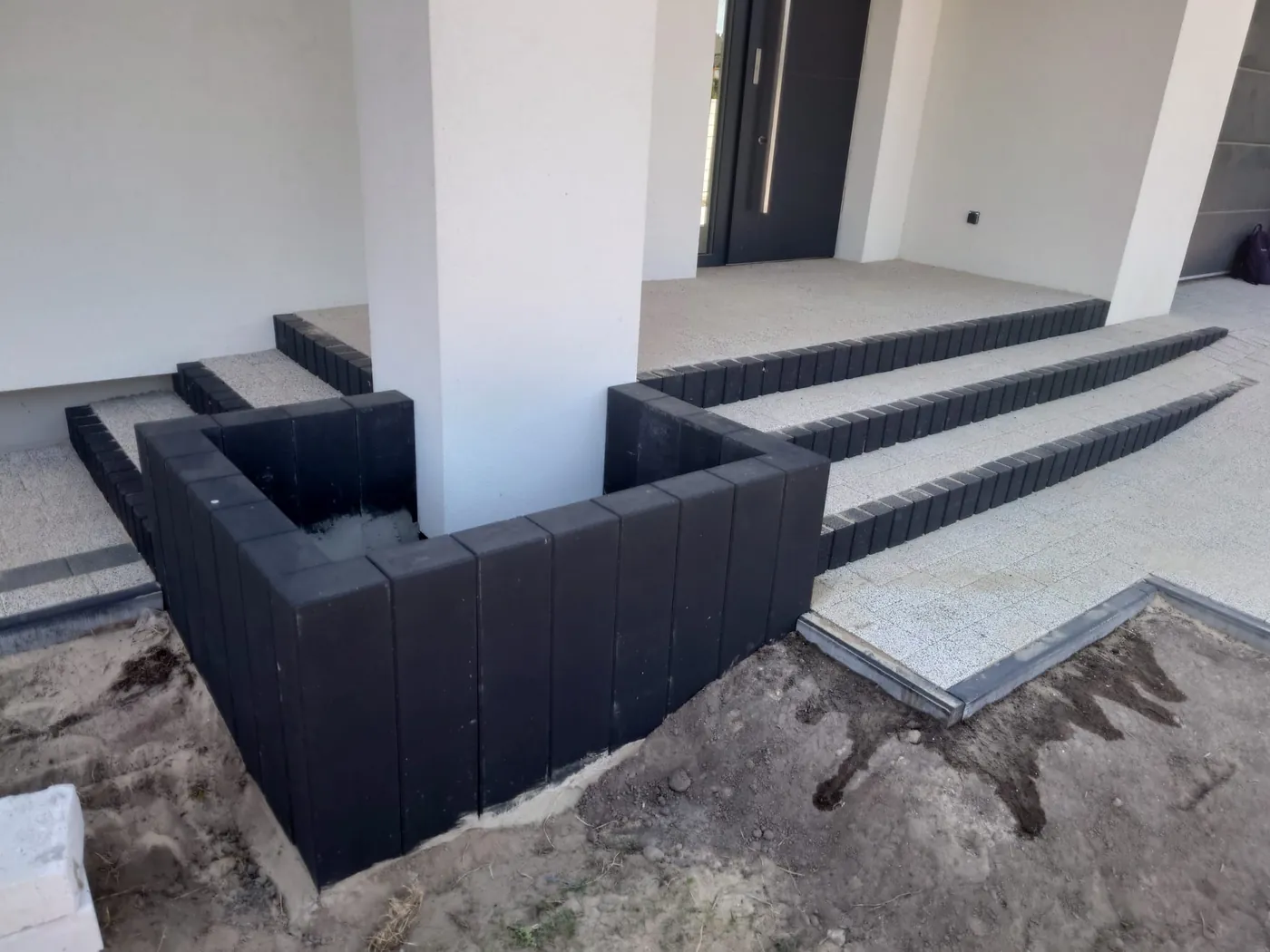 Schody z kostki brukowej z obrzeżem — realizacja