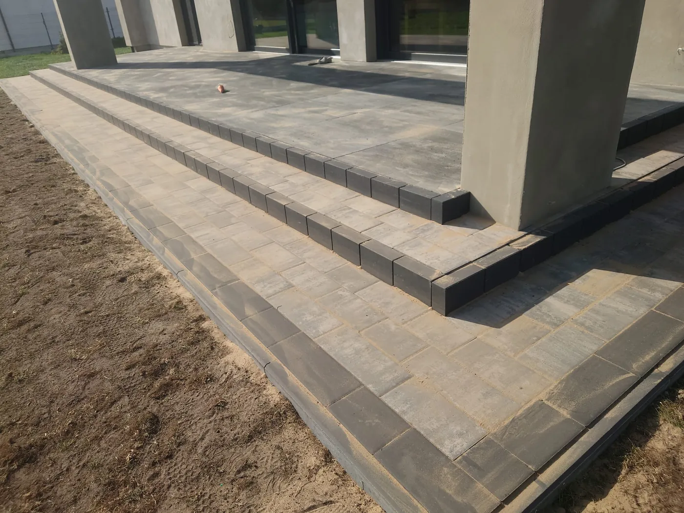 Patio z płyt tarasowych — realizacja