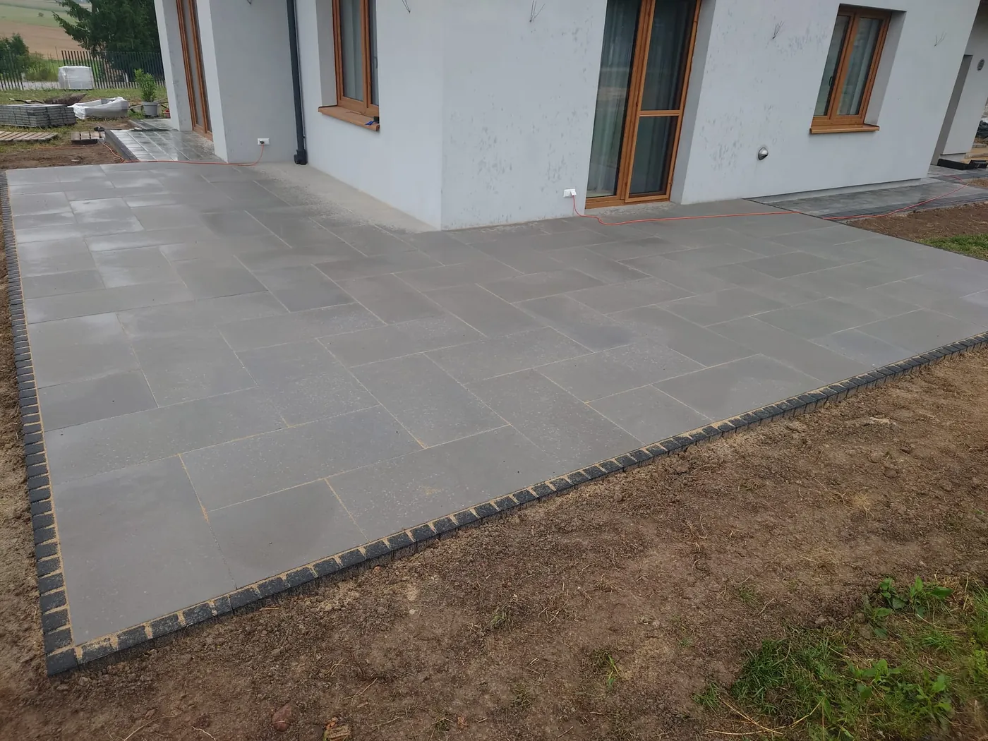 Taras przy domu z płyt betonowych — realizacja, okolice Siemiatycz