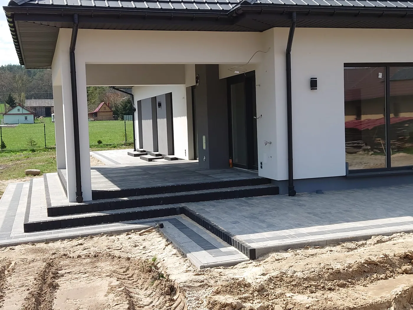 Patio z płyt tarasowych przy domu — realizacja