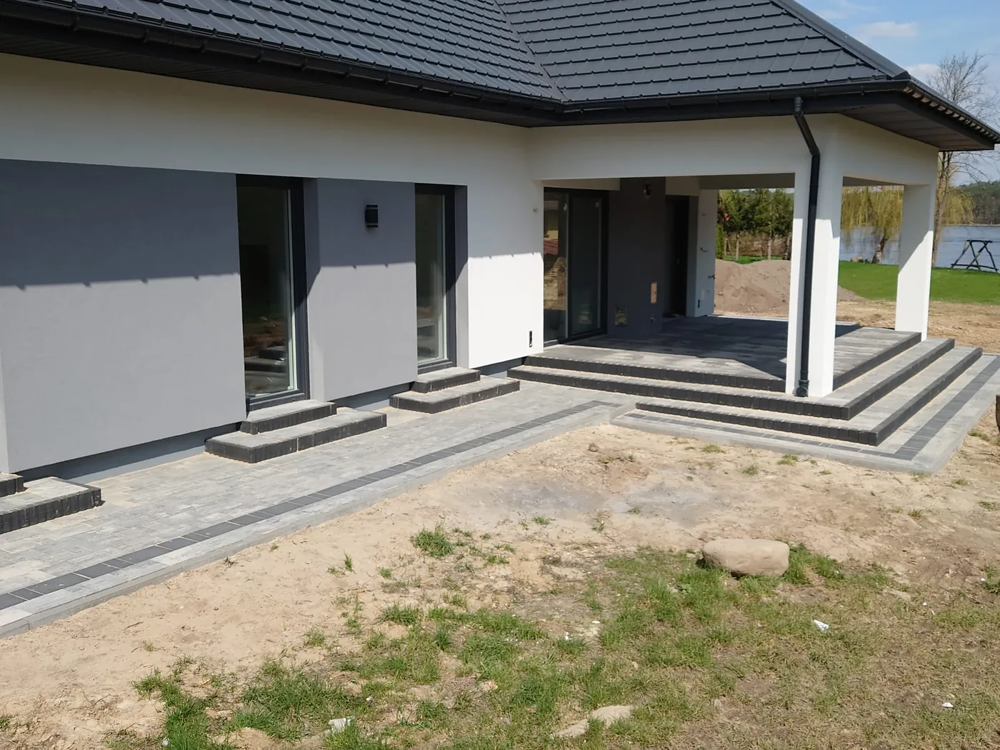 Taras z dużych płyt — równa nawierzchnia, realizacja