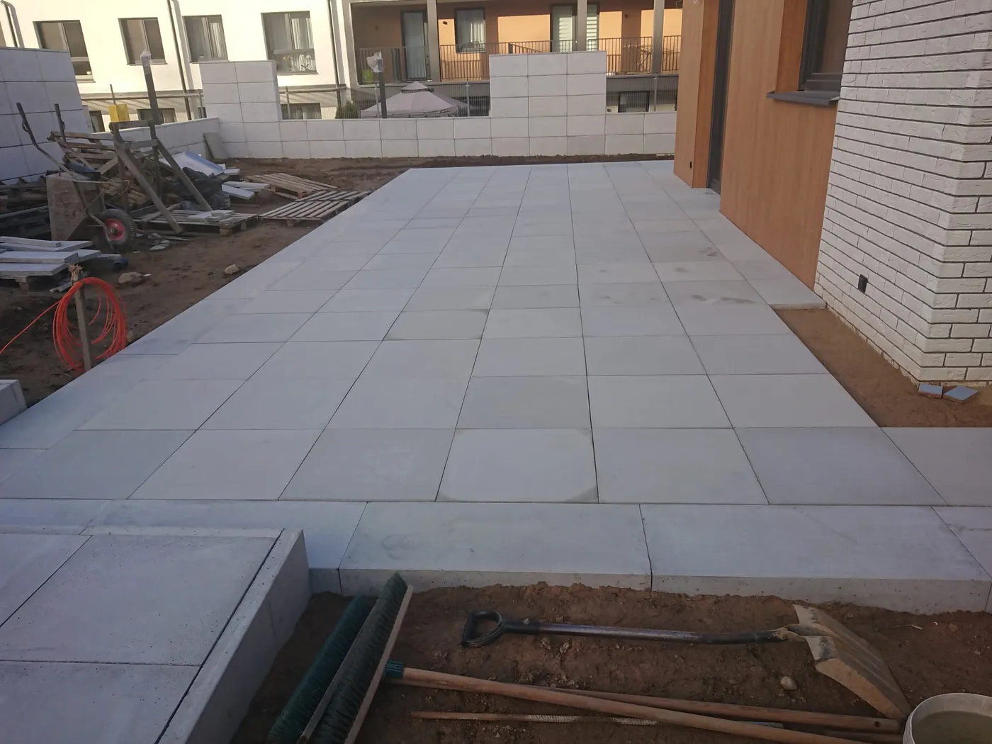 Patio z płyt tarasowych — realizacja